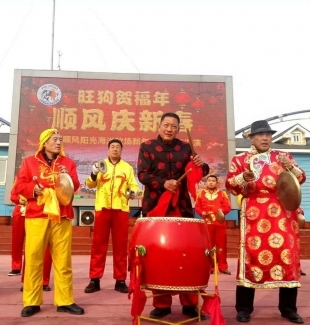 舞龍耍獅看民俗表演，正月初五牧場(chǎng)樂(lè)翻天
